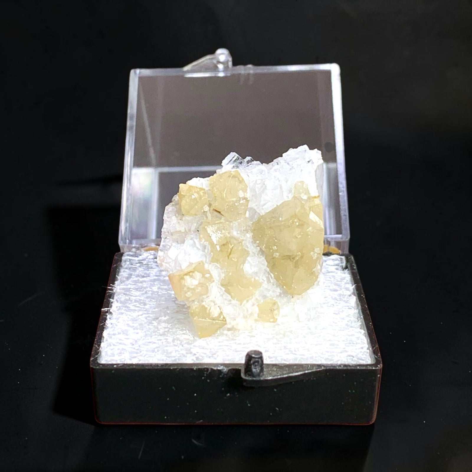Scheelite on Quartz
